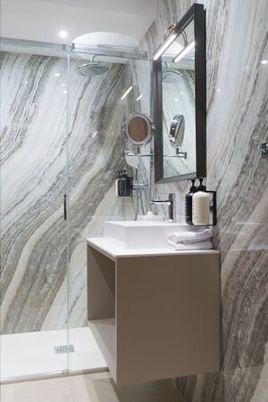 Shower, free toiletries, hair dryer, bidet