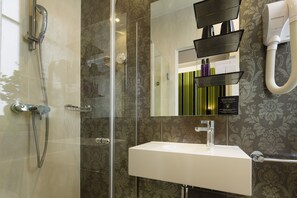 Shower, free toiletries, hair dryer, towels - Hotel Design Sorbonne (Paris)