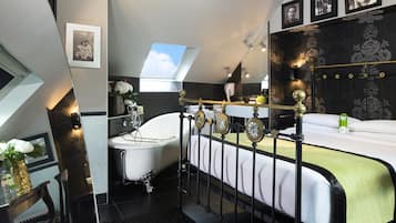 Kahden hengen signature-huone, 1 keskisuuri parisänky, kylpyamme (Design) | Ylelliset vuodevaatteet, tallelokero huoneessa, työpöytä, äänieristys