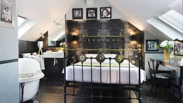 Signature Double Room, 1 Queen Bed, Bathtub (Design) | Premium bedding, in-room safe, desk, soundproofing