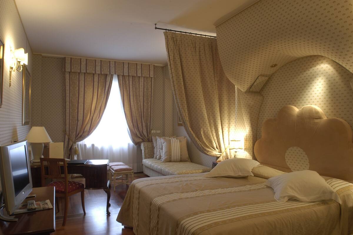 In-room safe, desk, blackout curtains