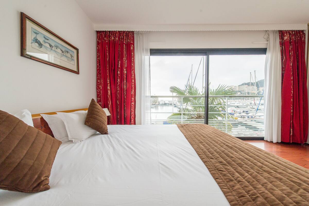 Premium bedding, in-room safe, desk, soundproofing