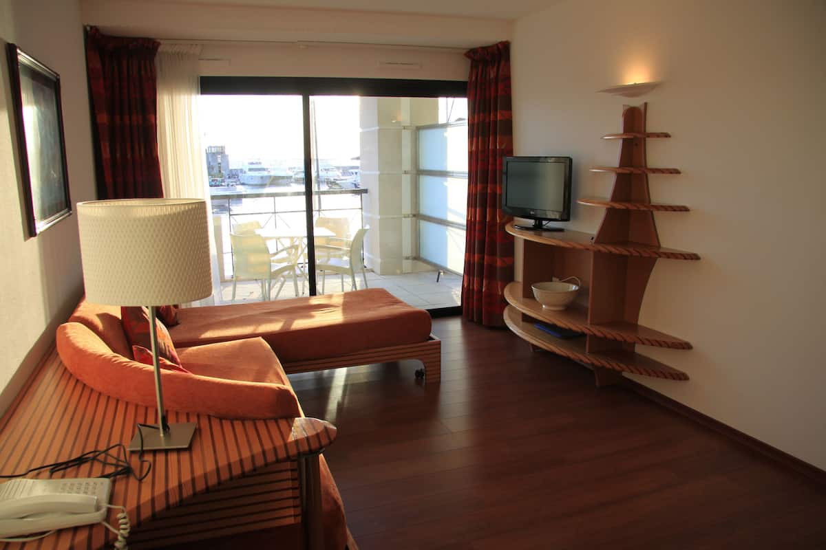 Premium bedding, in-room safe, desk, soundproofing