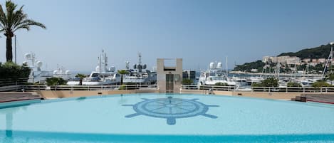 Piscina all'aperto, lettini