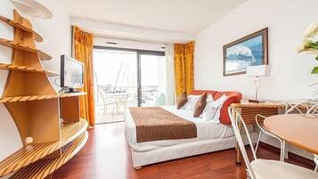 Premium bedding, in-room safe, desk, soundproofing