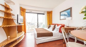 Premium bedding, in-room safe, desk, soundproofing