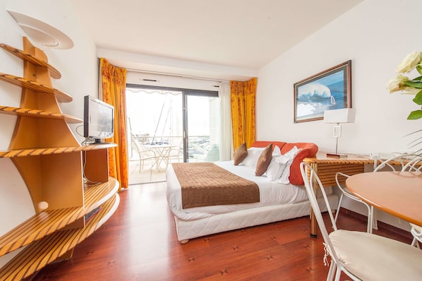 Premium bedding, in-room safe, desk, soundproofing