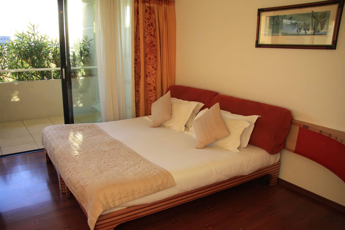 Premium bedding, in-room safe, desk, soundproofing