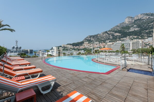 Utendørsbasseng og solsenger