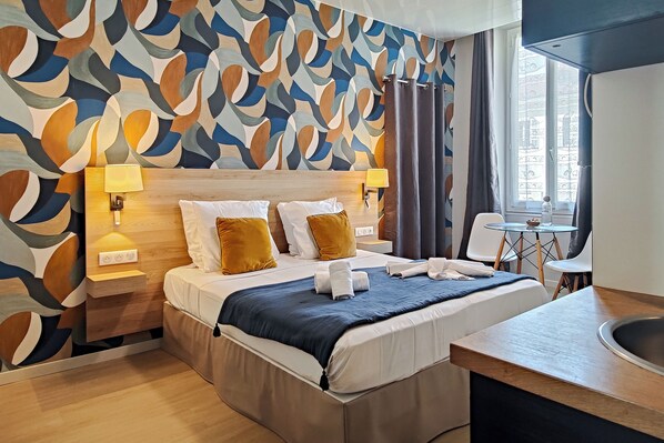 Standaard studio | Select Comfort-bedden, een laptopwerkplek, verduisterende gordijnen