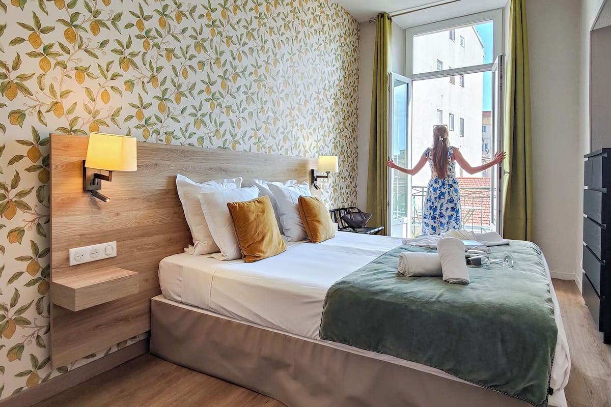 Studio, balkon | Tempat tidur Select Comfort dan ruang kerja ramah laptop