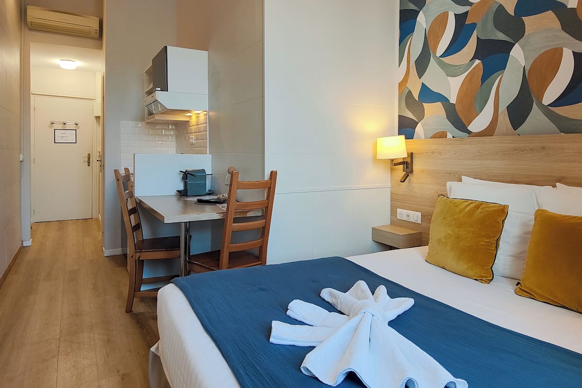 Studio Standar | Tempat tidur Select Comfort dan ruang kerja ramah laptop