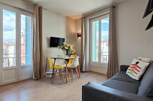 Apartamento, 1 habitación | Zona de estar | Televisión de pantalla plana de 80 cm con canales por satélite