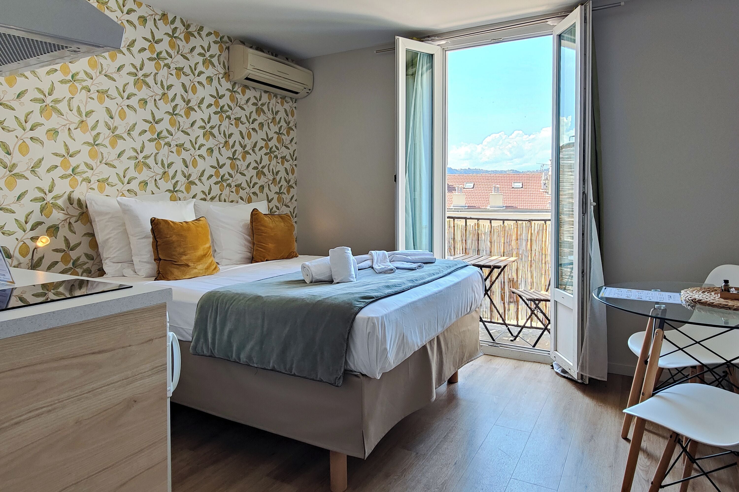 Ein modernes Schlafzimmer mit Bett, Nachttisch und Blick ins Freie.
