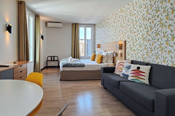 Junior suite, terras | Uitzicht op straat