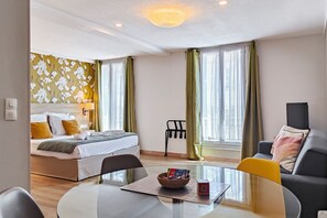 Junior studio | Select Comfort-bedden, een laptopwerkplek, verduisterende gordijnen