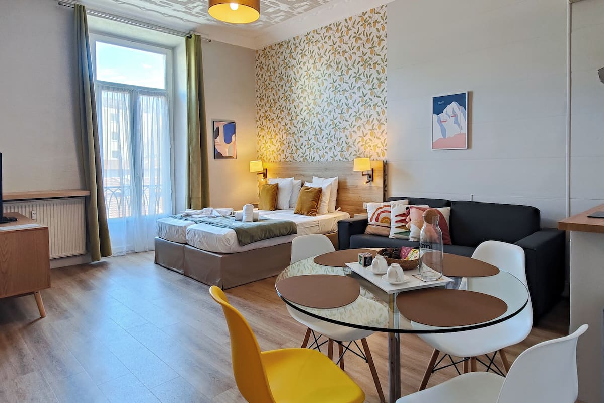 Studio Junior | Tempat tidur Select Comfort dan ruang kerja ramah laptop