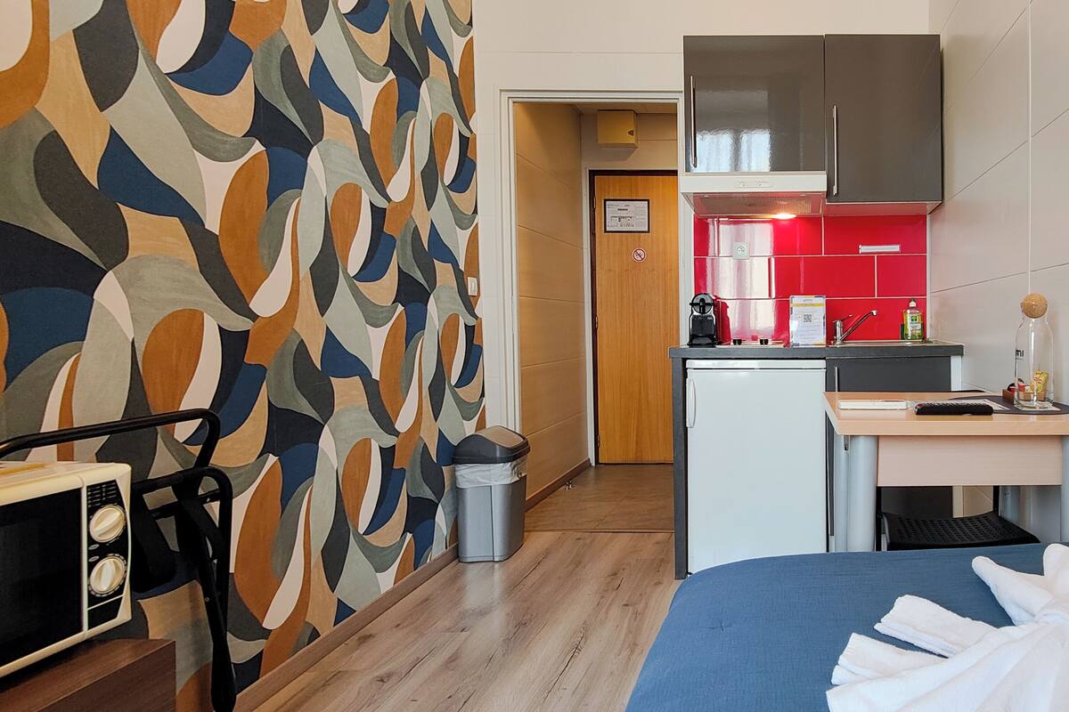 Studio Ekonomi | Tempat tidur Select Comfort dan ruang kerja ramah laptop