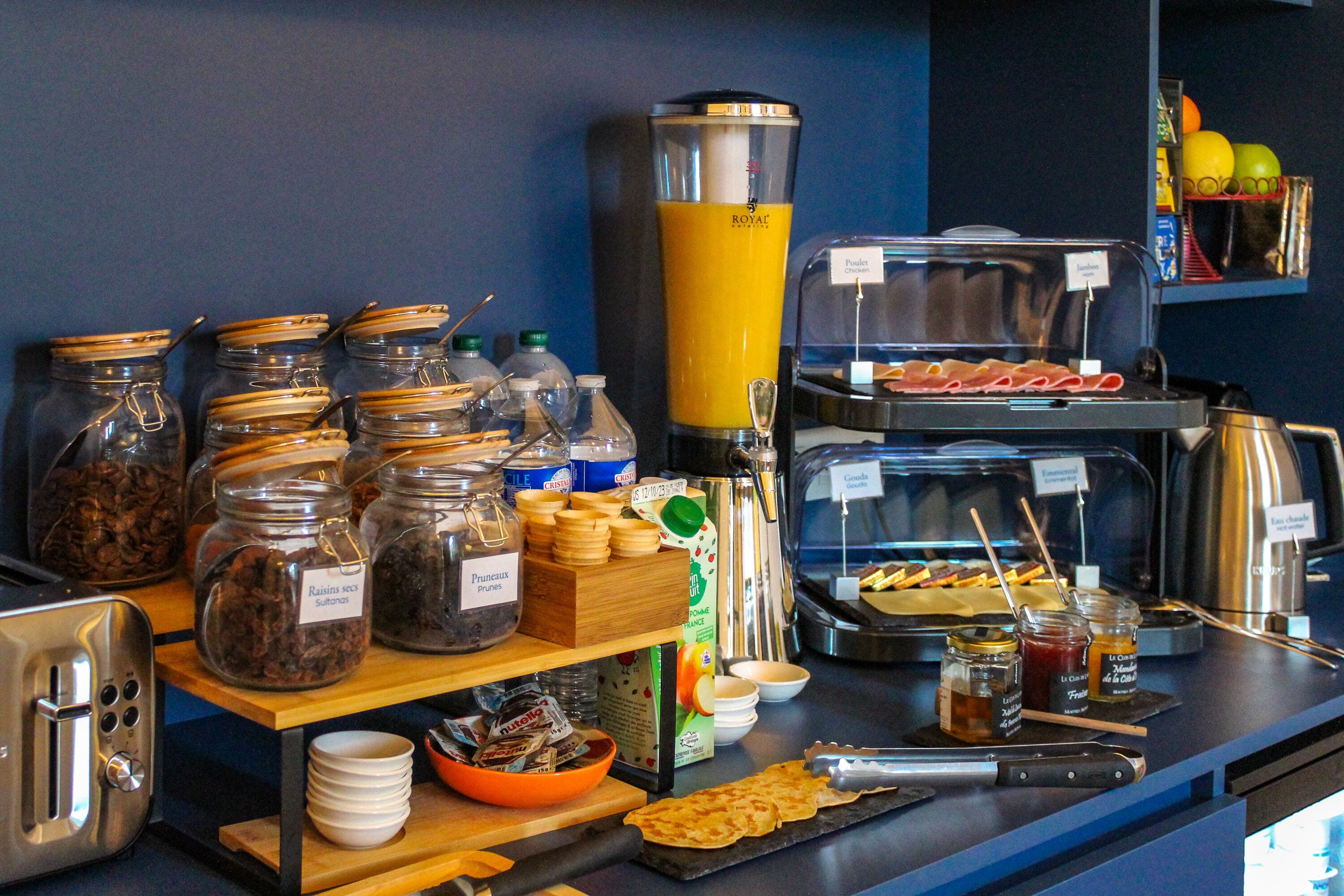 Un bufé de desayuno con diversos alimentos y aderezos.