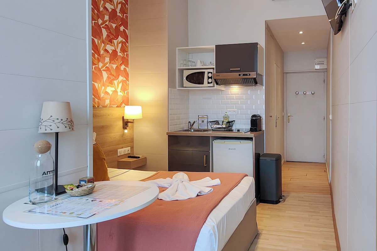 Studio Standar | Tempat tidur Select Comfort dan ruang kerja ramah laptop