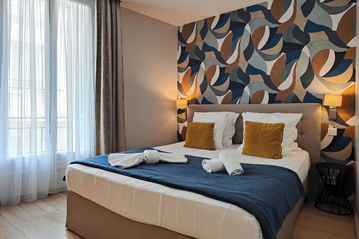 Studio Standar | Tempat tidur Select Comfort dan ruang kerja ramah laptop