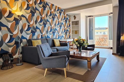 Apartamento Premium, terraza | Zona de estar | Televisión de pantalla plana de 80 cm con canales por satélite
