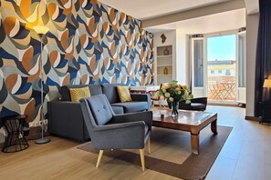 Premium appartement, terras | Woonruimte | Een 80-cm flatscreentelevisie met satellietzenders en een televisie