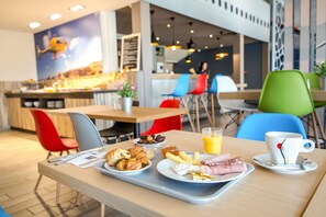 Dîner servi sur place, vue sur la piscine 