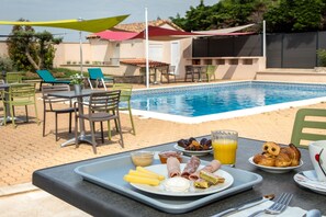 Pool - Comfort Hotel Marseille Airport (Vitrolles)