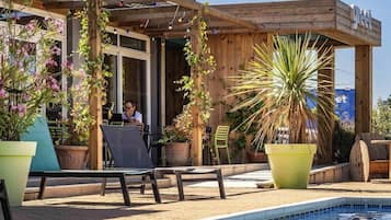 Outdoor pool, pool umbrellas, sun loungers