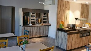 Bữa sáng buffet hàng ngày với phụ phí nhỏ 