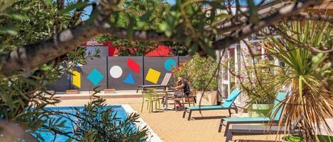 Piscine extérieure, parasols de plage, chaises longues