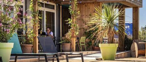 Außenpool, Sonnenschirme, Liegestühle