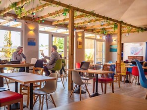 Abendessen, französische Küche, Blick auf den Pool