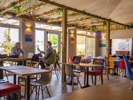 Se sirven cenas y cocina francesa, con vista a la piscina 