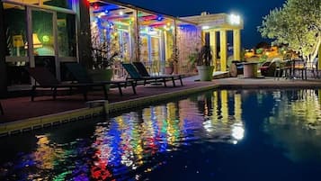 Outdoor pool, pool umbrellas, sun loungers