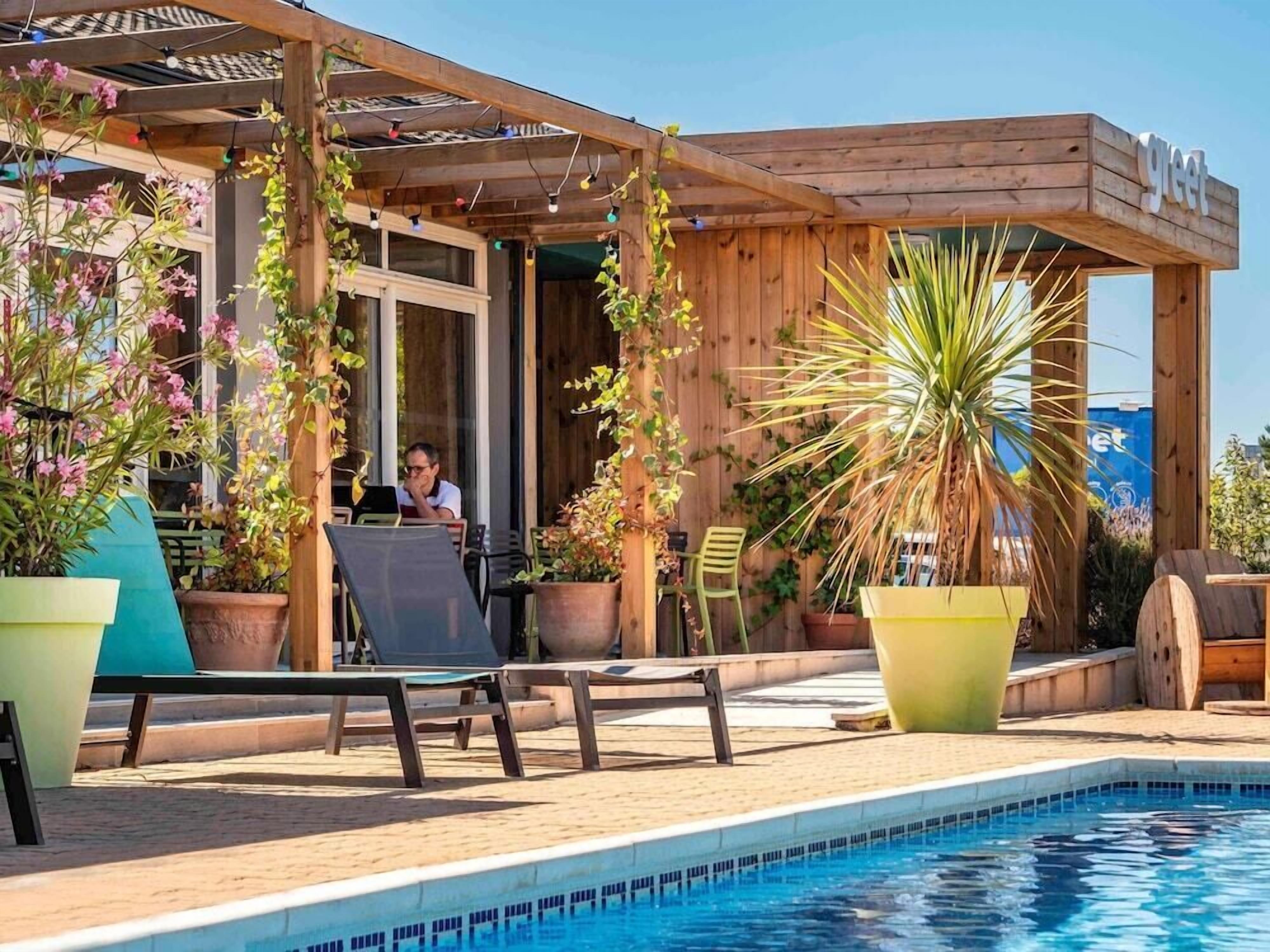 Piscine extérieure, parasols de plage, chaises longues