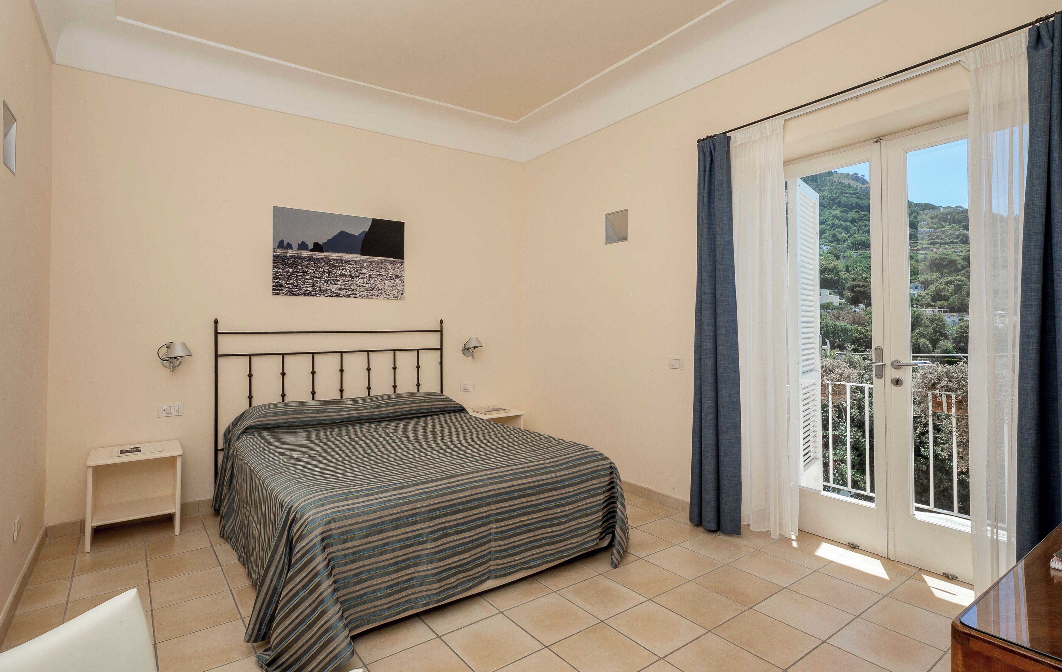 double room | 1 bedroom, minibar, in-room safe, free wifi