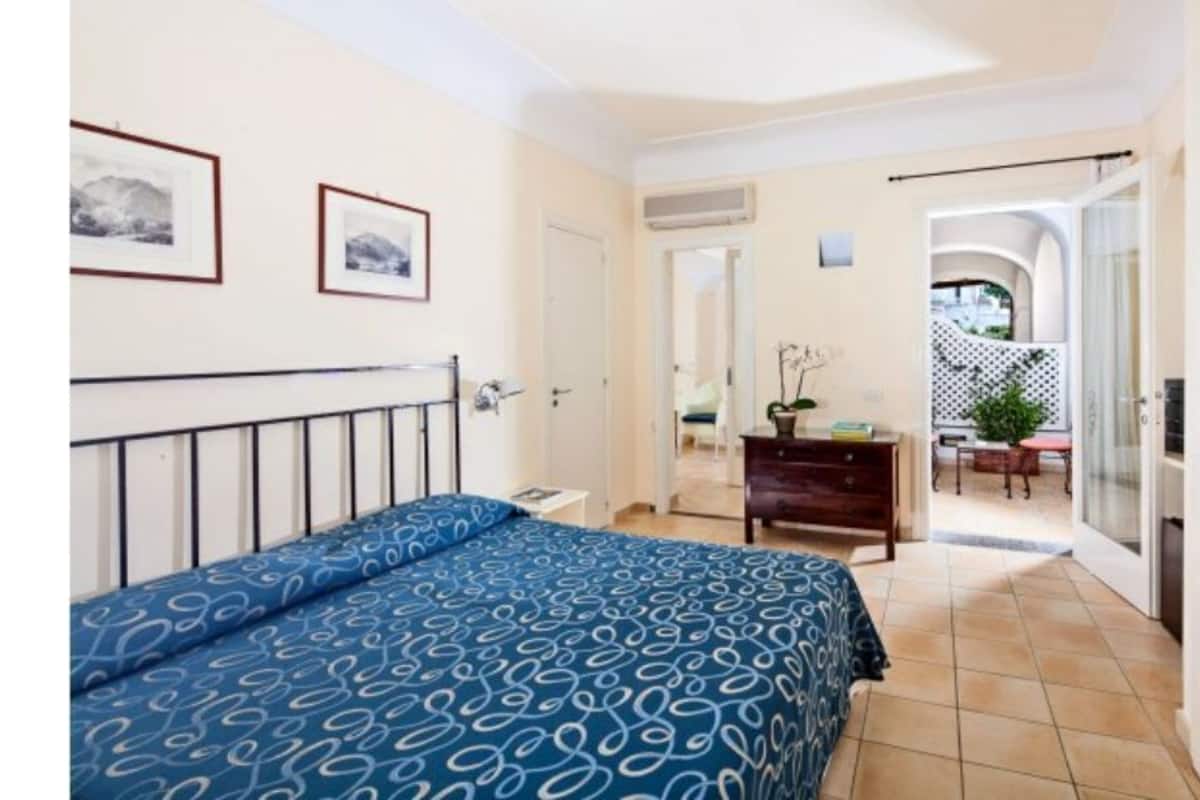 family room | 1 bedroom, minibar, in-room safe, free wifi