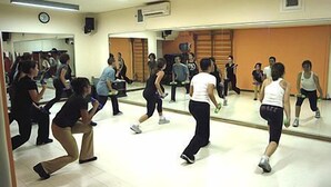 A dance studio with mirrors, a clock, and a ceiling fan. - Hotel Senaria (Anacapri)