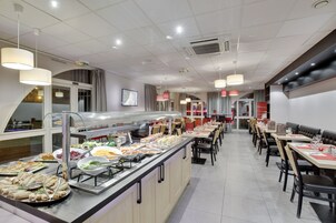 Se sirven desayunos y cenas, cocina francesa