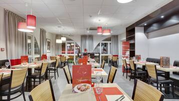Café da manhã continental todos os dias (EUR 15.90 por pessoa)