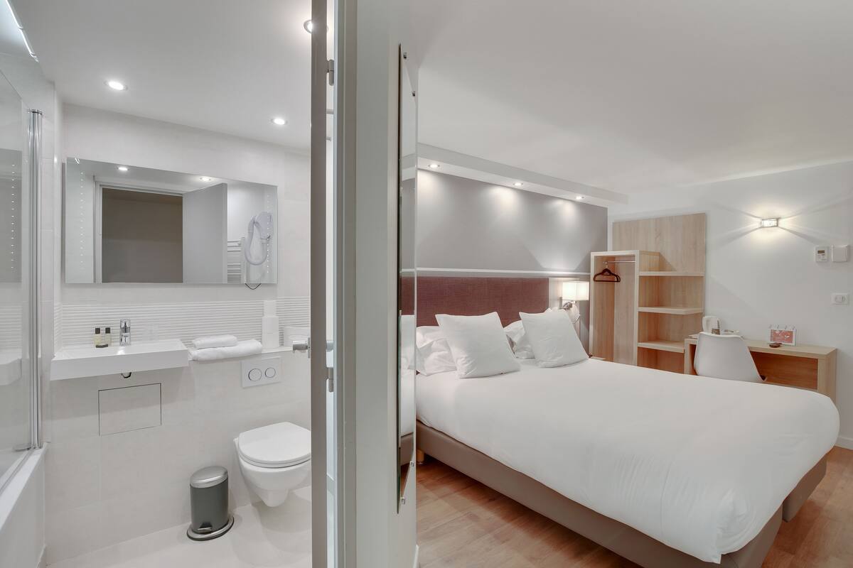 Nệm Select Comfort, bàn, phòng cách âm, bàn ủi/dụng cụ ủi quần áo 