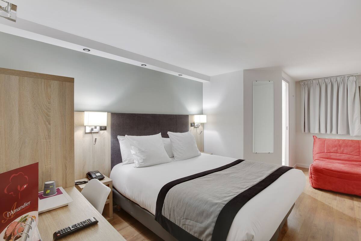 Nệm Select Comfort, bàn, phòng cách âm, bàn ủi/dụng cụ ủi quần áo 
