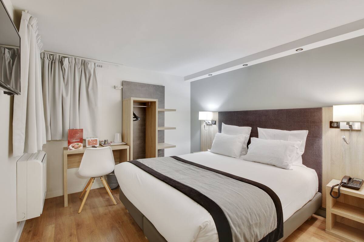 Nệm Select Comfort, bàn, phòng cách âm, bàn ủi/dụng cụ ủi quần áo 