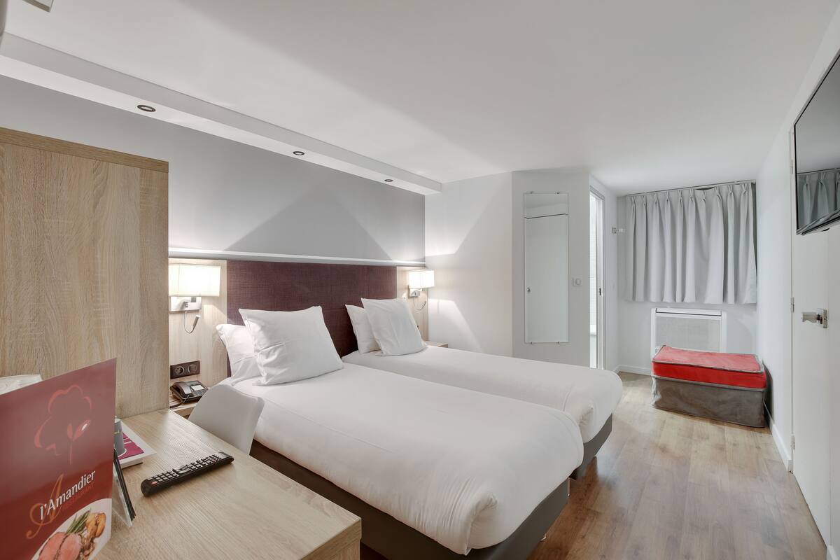 Nệm Select Comfort, bàn, phòng cách âm, bàn ủi/dụng cụ ủi quần áo 