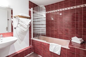 Quadruple Room | Bathroom - Grand Hotel de Paris (Paris)
