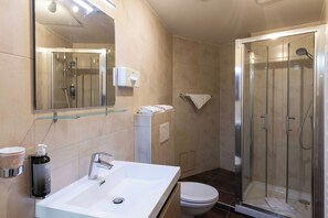 Hair dryer, towels - Grand Hotel de Paris (Paris)