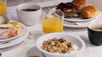 Petit déjeuner buffet servi tous les jours en supplément