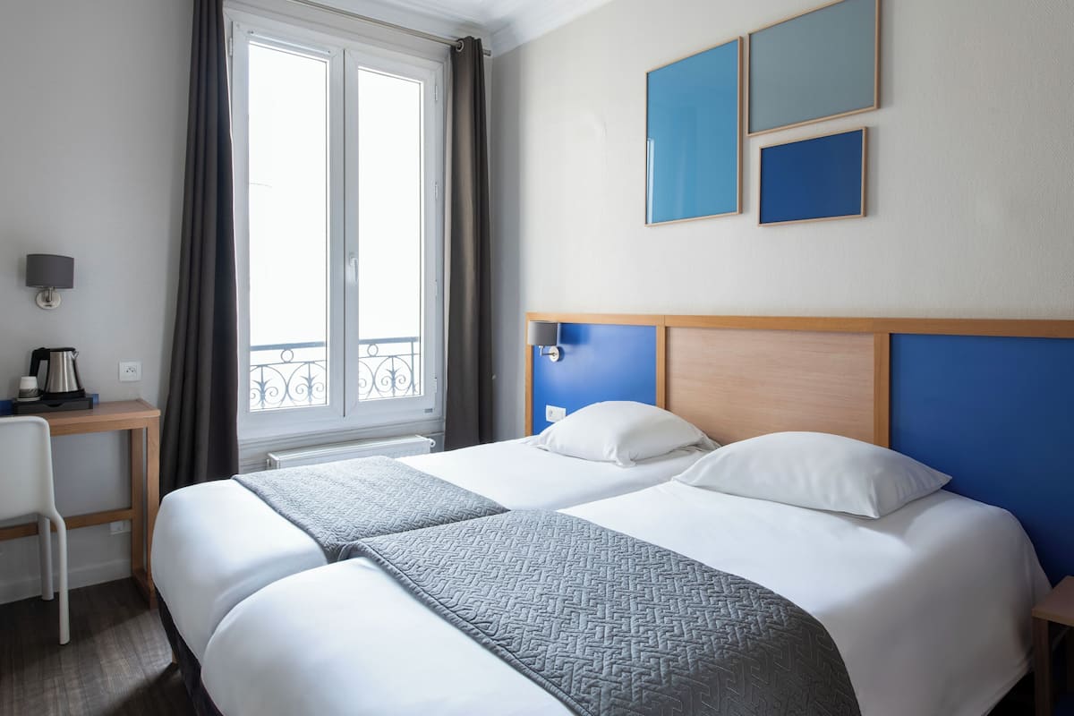 Twin kamer | Een bureau, geluiddichte muren, gratis wifi, beddengoed